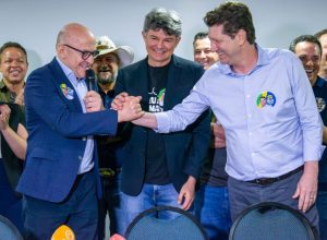327_com-presenca-de-pivetta-liderancas-de-mt-vao-inaugurar-casa-22-em-apoio-a-flavio-bolsonaro-46a2be4f