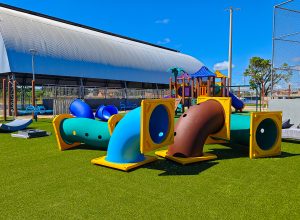Rotary Club de Cáceres doa playground de 9 torres para Secretaria de Esportes
